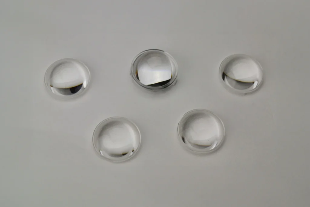 丸型透明レンズ[肉厚成形品]（光学部品・射出成形事例） - 株式会社タイセイ