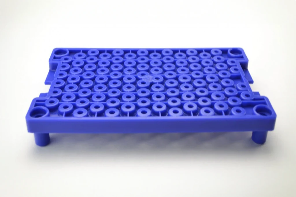 部品搬送用トレー（工業部品・射出成形事例） - 株式会社タイセイ