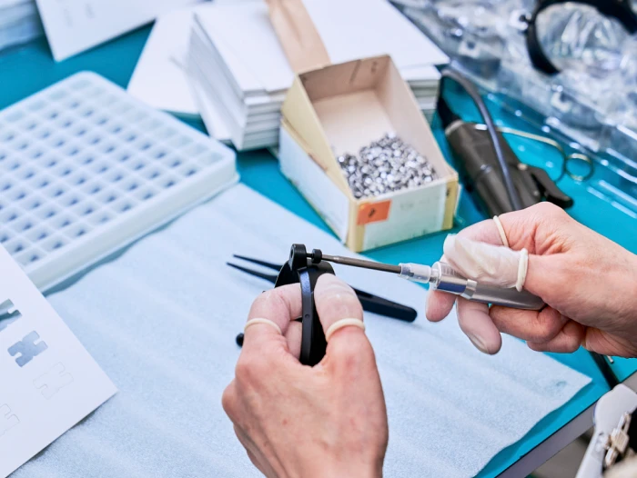 組立（ビス止め・接着）​