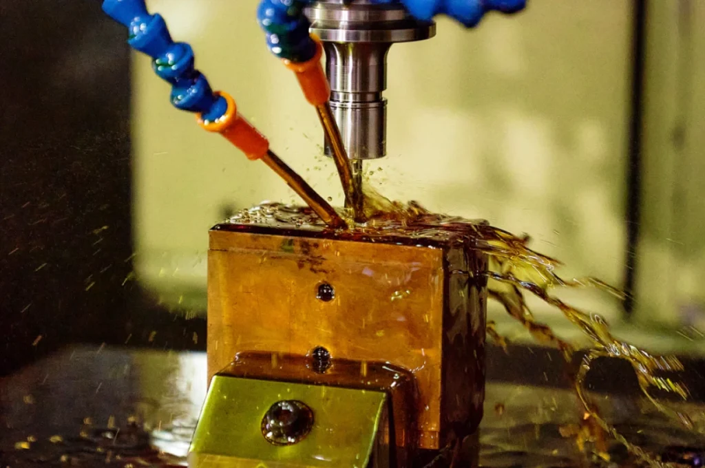 精密設計と職人技で生み出す、確かな品質の金型