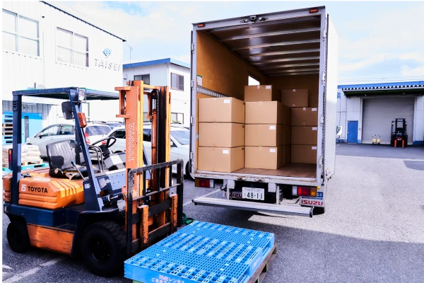 自社便積み込み風景