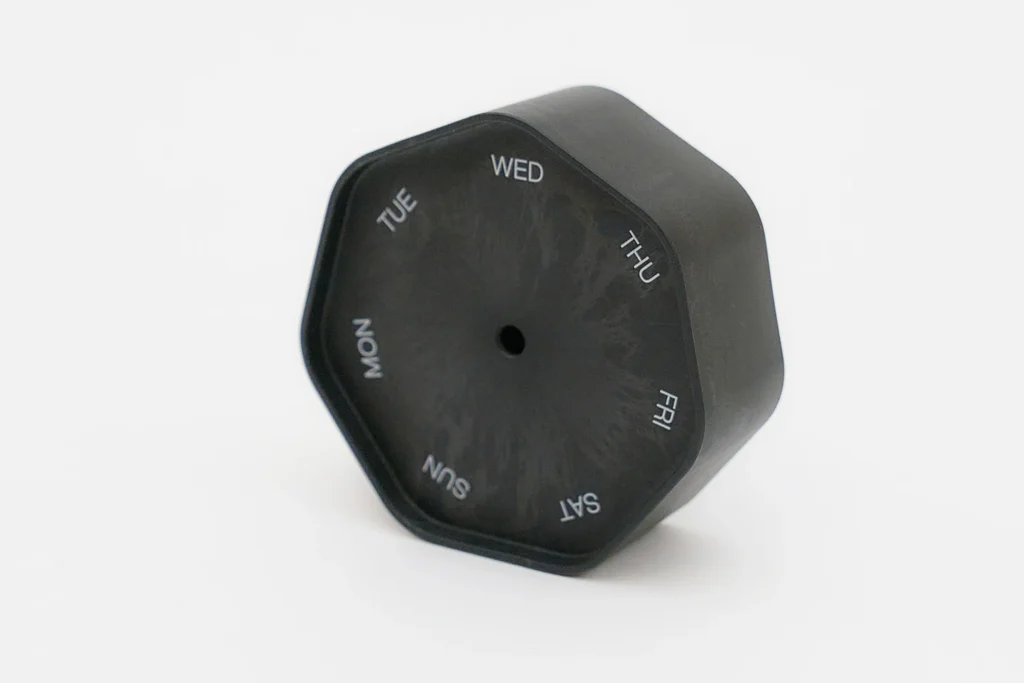 置き時計（ディスプレイ・射出成形事例） - 株式会社タイセイ