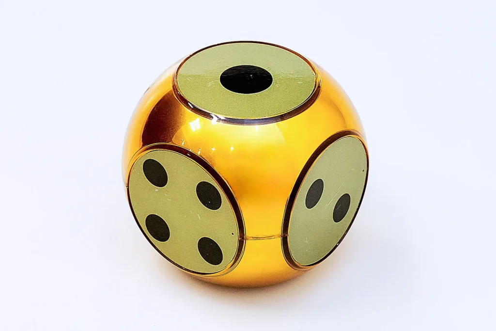 サイコロ（アミューズメント・射出成形事例） - 株式会社タイセイ