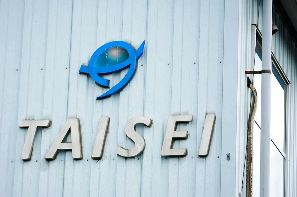 工場外観のタイセイ会社ロゴ
